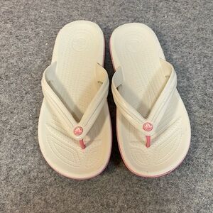CROCS White sandals with pink trim. Women’s size 8, Men’s size 6.